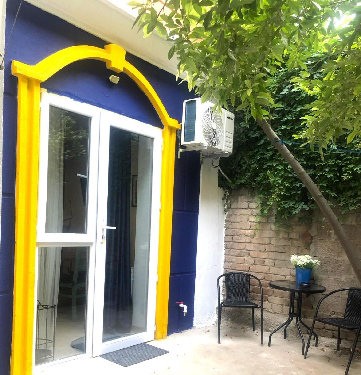 Style With Courtyard *