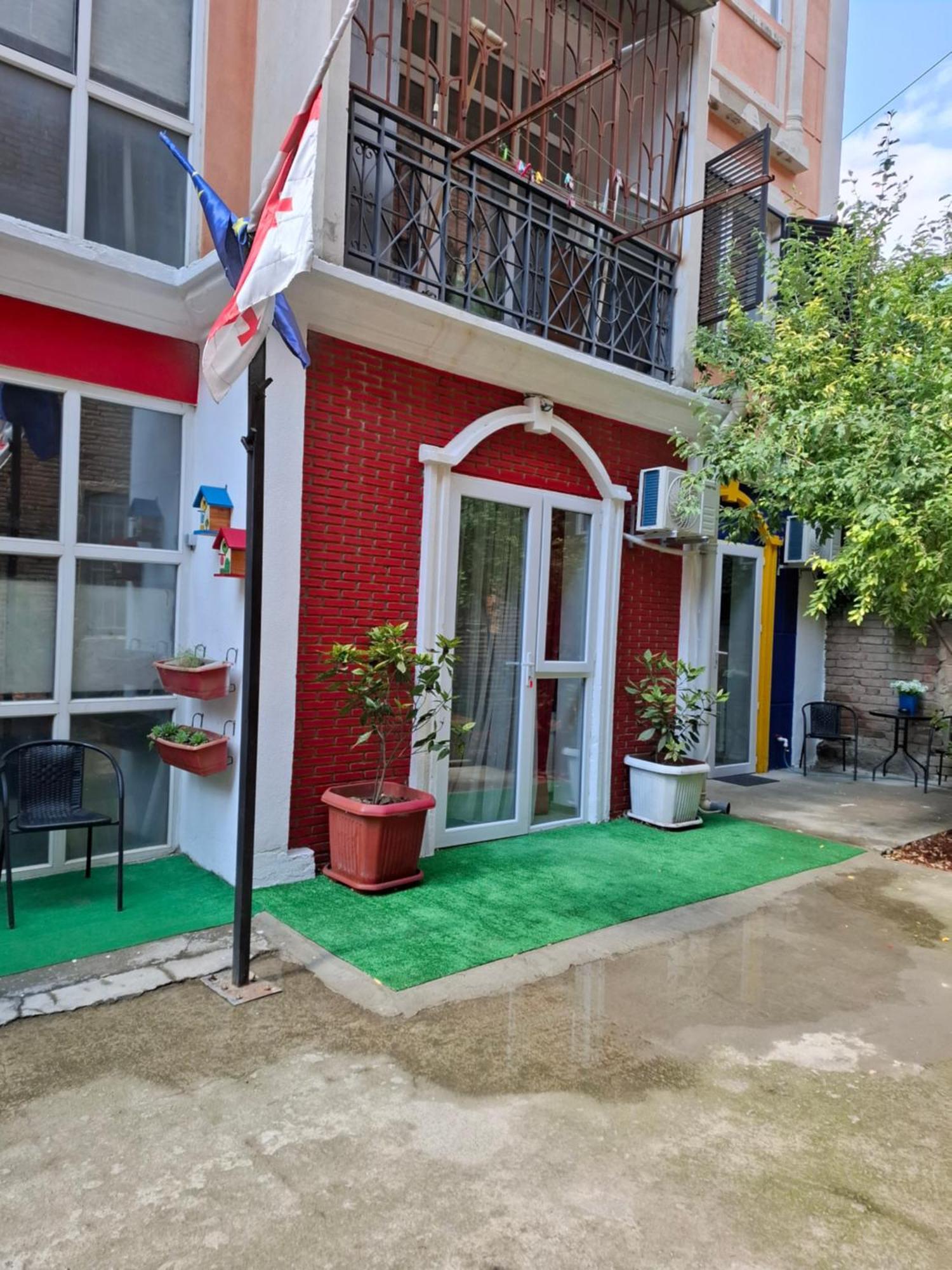 Style With Courtyard *